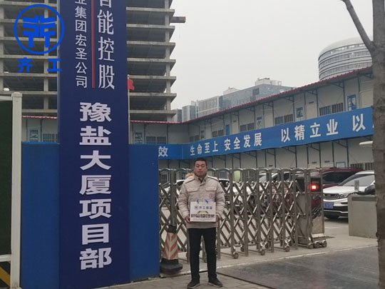 鄭州巖棉板經(jīng)高溫熔融造無機(jī)纖維制成的